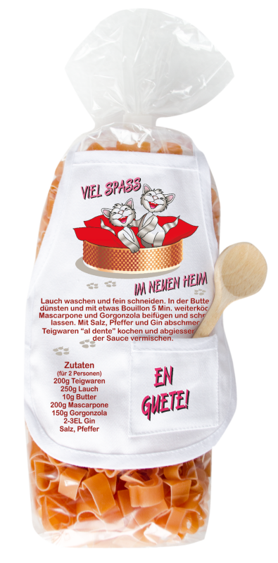 Mit dem Spruch: Viel Spass im neuen Heim. Die beliebten und lustigen Herz Teigwaren. Als Geschenk mit einer kleinen Mini-Schürze und einem herzigen Holzlöffeli. Inklusive Rezept auf Schürzchen. Nudeln hergestellt in der Schweiz. Pasta in He