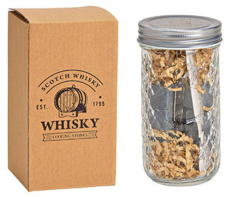 Ein schönes Geschenk für Whiskey Liebhaber. Die Basalt Whiskysteine sind verpackt in einem Glas. Gemeinsam mit einer Zange. Die Cooling Stones sind eine schöne Geschenkidee.  Whisky Stein Set beinhaltet: 9 x Eiswürfel aus Basalt Stein (2 cm) 1 x Tong Zang