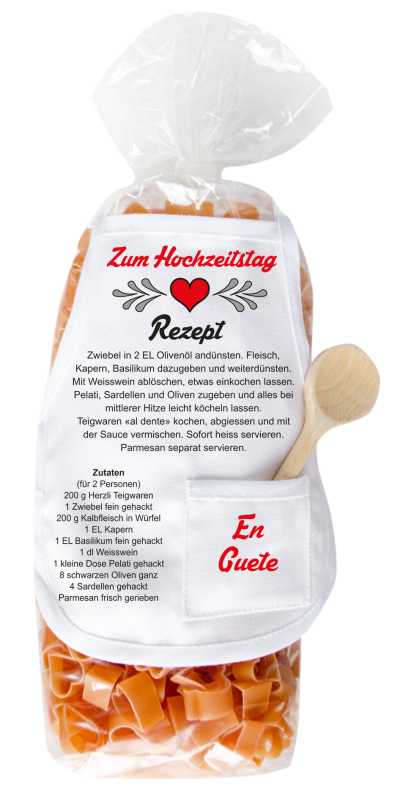 Mit dem Spruch: Zum Hochzeitstag. Die beliebten und lustigen Herz Teigwaren. Als Geschenk mit einer kleinen Mini-Schürze und einem herzigen Holzlöffeli. Inklusive Rezept auf Schürzchen. Nudeln hergestellt in der Schweiz. Pasta in Herzform,