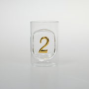 Das Schnapsglas mit der Zahl 2. Die Ziffer ist in gold Schrift schön ins Glas eingearbeit. Alle unsere Schnapsgläser sind mundgeblasen. Die einzelnen Zahlen können kombiniert werden. Ein schönes und edles Geburtstagsgeschenk, für alle die Schnaps, Grappa 