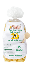 Mit dem Spruch: Das glaubt doch kein Schwein, 20 soll ich schon sein. Für den Geburtstag. Die beliebten und lustigen Schwein Teigwaren. Als Geschenk mit einer kleinen Mini-Schürze und einem herzigen Holzlöffeli. Inklusive Rezept auf Sch&uum