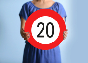 Happy Birthday zum 20. Geburtstag. Die Verkehrstafel ist aus festem Karton (2 mm). Tafel ist nicht biegbar. Durchmesser 40 cm. Ein tolles Geschenk zum Geburtstag oder zum Jubiläum. Kann auch als Deko bei einer Party verwendet werden.  Das Kartonschild kan