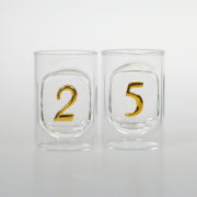 25 Jahre, Happy Birthday zum 25. Geburtstag. Diese Schnaps Gläser mit Zahlen sind mundgeblasen. Die Ziffer ist schön ins Glas eingearbeitet. Ziffern sind in der Farbe gold. Ein schönes und edles Geburtstagsgeschenk, für alle die Schnaps, Grappa und Likör 