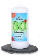 Die Stumpenkerze zum 30. Geburtstag. Happy Birthday. Eine schöne runde Kerze für das Geburtstagskind. Auf der Rundkerze ist bedruckt mit einem schönen Spruch. Erhältlich mit verschiedenen Zahlen. Ein Geschenk, dass sie Frauen und Männer schenken können. B