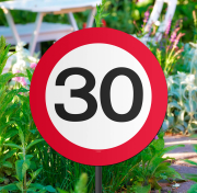 Dekoration für den 30. Geburtstag oder zum Jubiläum. Die Zahlen Verkehrstafel ist aus festem Plastik (Durchmesser 26 cm). Das Schild ist an einem Plastikstiel angebracht. Dieser kann in der Höhe verstellt werden von 45 bis 70 cm. Der Plastikstengel kann a