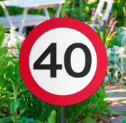Dekoration für den 40. Geburtstag oder zum Jubiläum. Die Zahlen Verkehrstafel ist aus festem Plastik (Durchmesser 26 cm). Das Schild ist an einem Plastikstiel angebracht. Dieser kann in der Höhe verstellt werden von 45 bis 70 cm. Der Plastikstengel kann a