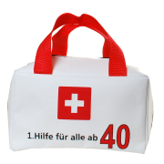 Die Notfall Tasche zum 40. Geburtstag. 1. Hilfe für alle ab 40 Jahren. Die Notfalltasche kann mit wichtigen Sachen gefüllt werden. Eine lustige Geschenkverpackung zum Füllen und Schenken. Die 1. Hilfe Tasche ist Polyester, mit Henkel und hat einem Reissve