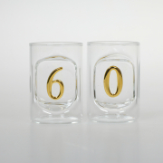 60 Jahre, Happy Birthday zum 60. Geburtstag. Diese Schnaps Gläser mit Zahlen sind mundgeblasen. Die Ziffer ist schön ins Glas eingearbeitet. Ziffern sind in der Farbe gold. Ein schönes und edles Geburtstagsgeschenk, für alle die Schnaps, Grappa und Likör 