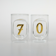 70 Jahre, Happy Birthday zum 70. Geburtstag. Diese Schnaps Gläser mit Zahlen sind mundgeblasen. Die Ziffer ist schön ins Glas eingearbeitet. Ziffern sind in der Farbe gold. Ein schönes und edles Geburtstagsgeschenk, für alle die Schnaps, Grappa und Likör