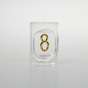 Das Schnapsglas mit der Zahl 8. Die Ziffer ist in gold Schrift schön ins Glas eingearbeit. Alle unsere Schnapsgläser sind mundgeblasen. Die einzelnen Zahlen können kombiniert werden. Ein schönes und edles Geburtstagsgeschenk, für alle die Schnaps, Grappa 