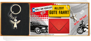 Allzeit gute Fahrt! Geschenkset mit einem Schlüsselanhänger Schutzengel und einer Glückwunschkarte mit Geldcouvert. Geschenkbox mit einem Klarsichdeckel. Ideal als Gutschein oder Glücksbringer für eine Fahrprüfung / Führerschein / Autoprüfung oder zum 18.