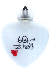 60 und immer noch heiss. Optimal zum Schenken zum 60. Geburtstag. Happy Birthday. Die Herz Wärmeflasche ist ein hochwertiges Qualitätsprodukt. Eine Bettflasche ist immer ein tolles Geschenk zum Valentinstag, Geburtstag, Weihnachten – eine