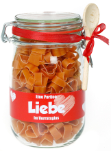 Liebe im Vorratsglas – ein Geschenk mit ganz viel Herz! Die Teigwaren sind alle in Form von Herzen. Das Bügelglas ist mit einer Masche verziert, darin hängt ein kleiner Holzlöffel. Eine super Geschenkidee für Liebhaber von Nudeln, zum Muttertag, zum Valen