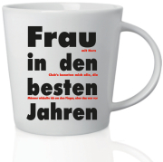 Frau in den besten Jahren. Lustige Tasse mit Spruch, bei der man auch zwischen den Zeilen noch etwas erfährt. Eine Geschenkidee zum Geburtstag. Ideal auch als Geschenk gefüllt mit Schokolade. Aus Keramik, Höhe 10 cm.