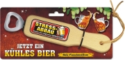 Stressabbau – jetzt ein kühles Bier.  Das lustige Männergeschenk aus Holz. Weil zu jeder Bierflasche braucht der Mann auch einen Öffner. Der Holz Flaschenöffner mit dem lustigen Spruch gibt es in verschiedenen witzigen Motiven. Der Bieröffner ist auf eine