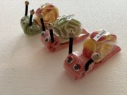 Die Fruchtgummi-Schnecke mit dem Aufkleber No Stress. Optimal als s&uuml;ss-saure Nervennahrung gegen Stress.<br />Etwa 15 bis 20 cm lang.<br /><br /><strong>Das ist ein handgemachtes Carina-Geschenk.</strong>