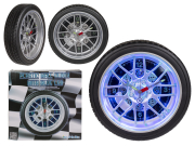 Eine lustige Wanduhr für Autoliebhaber. Ein richtiger Autofan braucht natürlich diese Autopneu Uhr, um die Zeit auch zu Hause im Auge zu behalten. Ein lustiges Geschenk für Auto Liebhaber.   ​Pneu Wanduhr, mit 16 LED Hintergrundleuchten, Durchmesser ca. 3