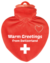 Warm Greetings from Switzerland. Das besondere Schweizer Souvenir mit Grüssen aus der Schweiz.  Die Herz Wärmeflasche ist ein hochwertiges Qualitätsprodukt. Mit einem samtig-weichen Veloursüberzug (rot) 100 % Polyester, mit einem weissen, aufgesticktem He