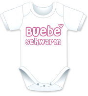 Kurzarm Babybody mit dem Spruch: Buebeschwarm. Die grosse Show der herzigen Babybodies. Die Strampler mit den lustigen Sprüchen. Das finden nicht nur die Kleinkinder lustig, sondern vor allem auch die Erwachsenen haben an diesem Geschenk viel Freude.