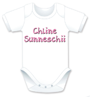 Kurzarm Babybody mit dem Spruch: Chline Sunneschii. Die grosse Show der herzigen Babybodies. Die Strampler mit den lustigen Sprüchen. Das finden nicht nur die Kleinkinder lustig, sondern vor allem auch die Erwachsenen haben an diesem Geschenk viel Fr