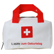 Die 1. Hilfe Notfall Tasche zum Geburtstag. Die Notfalltasche kann mit wichtigen Sachen gefüllt werden. Eine lustige Geschenkverpackung zum Füllen und Schenken. Die 1. Hilfe Tasche ist Polyester, mit Henkel und hat einem Reissverschluss. Grösse: 11 x 19 c