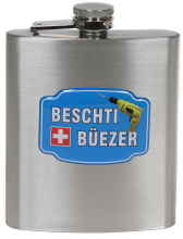 BESCHTI BÜEZER. ​Ein Flachmann für den Schnaps zwischendurch. Mit diesem Edelstahl Flachmann sind beispielsweise Handwerker und Heimwerker auch unterwegs bestens ausgerüstet. Ein lustiges Geschenk für Männer, die gerne handwerken. Der Flachmann ist mit ei