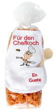 Mit dem Spruch: Für den Chefkoch. En Guete. Die beliebten und lustigen Herz Teigwaren. Als Geschenk mit einer kleinen Mini-Schürze und einem herzigen Holzlöffeli. Nudeln hergestellt in der Schweiz. Pasta in Herzform, 400 g