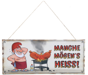 Manch mögens heiss! Das lustige Grillschild als Geschenk für den Griller.   Das Metallschild mit einem Juteanhänger zum Aufhängen. Der lustige Gartenzwerg grillt einen Cervelat. Das Blechschild eignet sich als Gartenschild. Im Garten hat diese Tafel einen