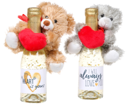 Zwei Goldsekt Flaschen (2 dl) mit je einem kleinen Plüschbär. Die kleinen Prosecco beinhalten echtes Blattgold. Kleine Geschenke erhalten die Freundschaft oder die Liebe. Der edle Sekt mit viel Gold drin!  Lieferumfang: 2 Flaschen mit je einem Liebesbären