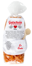 Mit dem Spruch: Gutschein für ein Essen zu Zweit. Die beliebten und lustigen Herz Teigwaren. Als Geschenk mit einer kleinen Mini-Schürze und einem herzigen Holzlöffeli. Inklusive Rezept auf Schürzchen. Nudeln hergestellt in der Schweiz