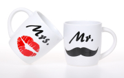 Mrs. und Mr. – das perfekte Duo als Tassen Geschenk. Beispielsweise zur Hochzeit. Verpackt in einer schönen Geschenksbox. Das lustig Kaffeetassen Set ist ein Bestseller. Ideal als Hochzeitsgeschenk oder als Liebesbeweis für die Freundin oder den Freund. W