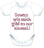 Kurzarm Babybody mit dem Spruch: Sowas wie mich gibt es nur einmal. Die grosse Show der herzigen Babybodies. Die Strampler mit den lustigen Sprüchen. Das finden nicht nur die Kleinkinder lustig, sondern vor allem auch die Erwachsenen haben an diesem