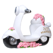 Die Spardose als Roller. Auf dem Kässeli steht der Schriftzug JUST MARRIED. Der kleine Töff eignet sich als schönes Geschenk für die Hochzeit. Weil Geld verschenken ein beliebtes Hochzeitsgeschenk ist.  Die Motorrad Kasse ist aus Keramik, mit Schraubversc