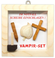 Ein kleiner Notfallkasten zum Aufhängen. Mit dem Spruch: Vampir-Set – im Notfall Scheibe einschlagen. Dazu einen Knoblauch und ein Kreuz. Ein originelles Geschenk.