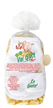 Mit dem Spruch: Viel Glück. Die beliebten und lustigen Schwein Teigwaren. Als Geschenk mit einer kleinen Mini-Schürze und einem herzigen Holzlöffeli. Inklusive Rezept auf Schürzchen. Nudeln hergestellt in der Schweiz. Pasta in Form ein