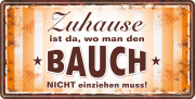 Zuhause ist da, wo man den Bauch nicht einziehen muss.  Das lustige Metallschild mit Spruch. Das witzige Blechschild kann zuhause an einer freien Wand perfekt aufgehängt werden. Entweder im Wohnzimmer, Schlafzimmer oder in einem passenden Zimmer. Eine sch